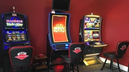 Hot Slots Gaming Cafe & Liquor Store Logo